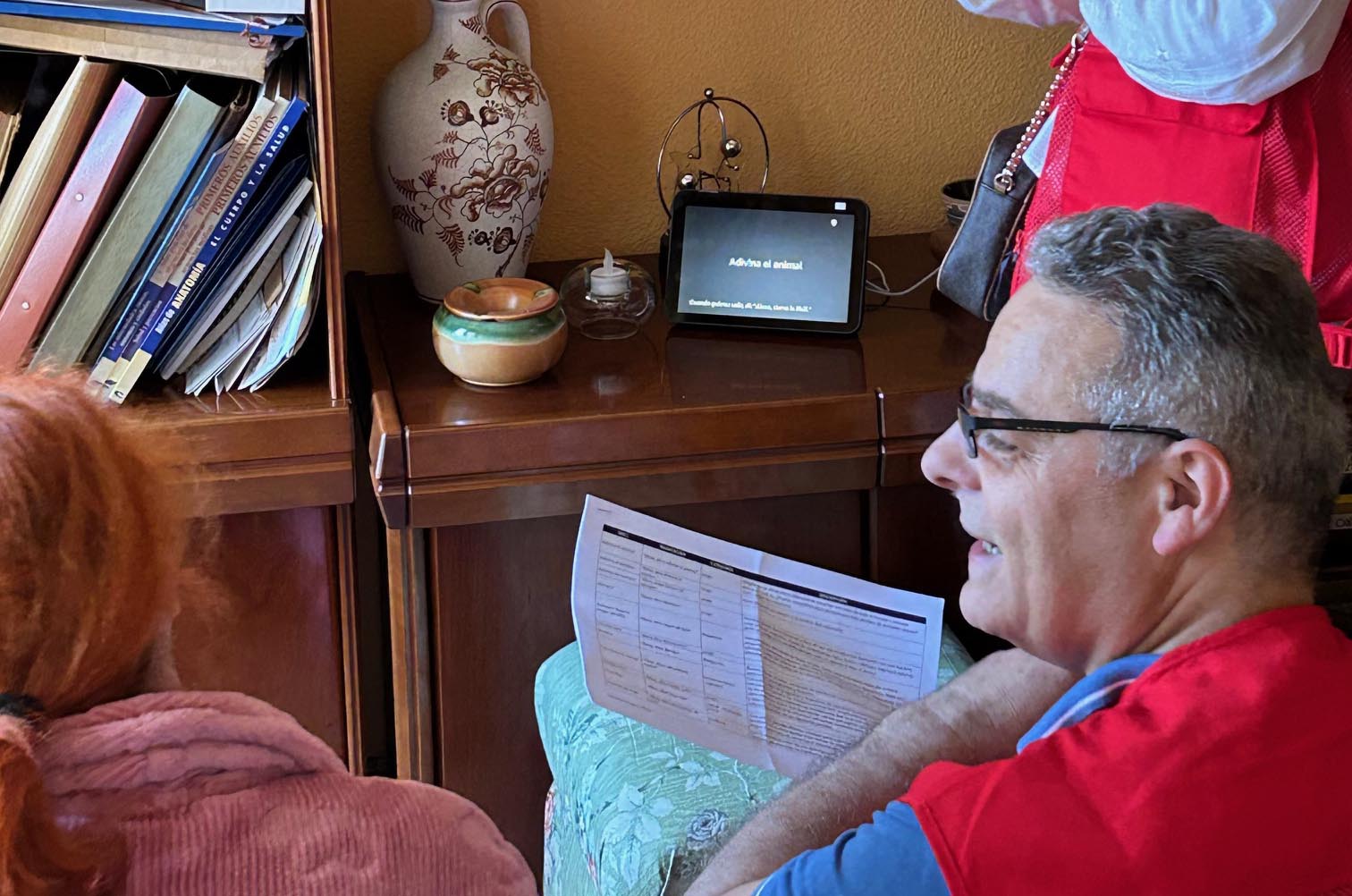 Voluntario explicando el uso del dispositivo Alexa
